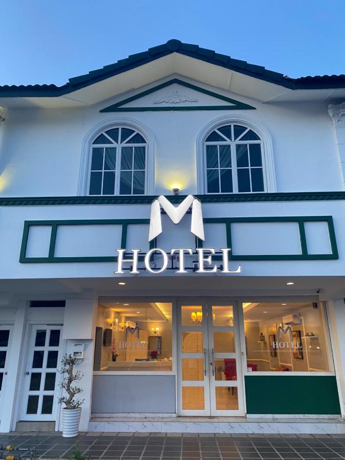 M Hotel جوهر بهرو المظهر الخارجي الصورة