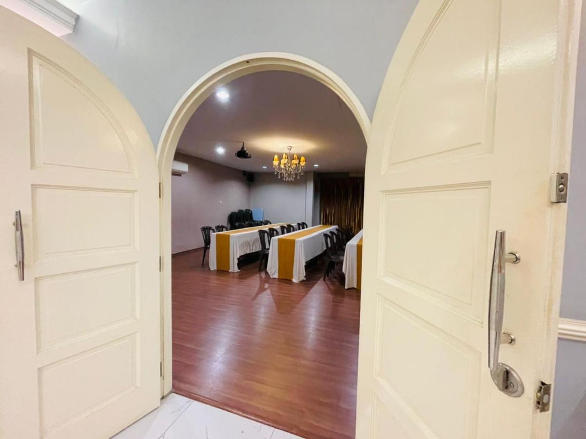 M Hotel جوهر بهرو المظهر الخارجي الصورة