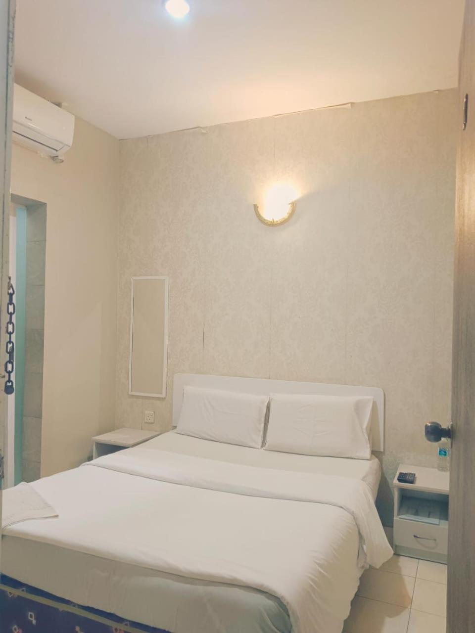 M Hotel جوهر بهرو المظهر الخارجي الصورة