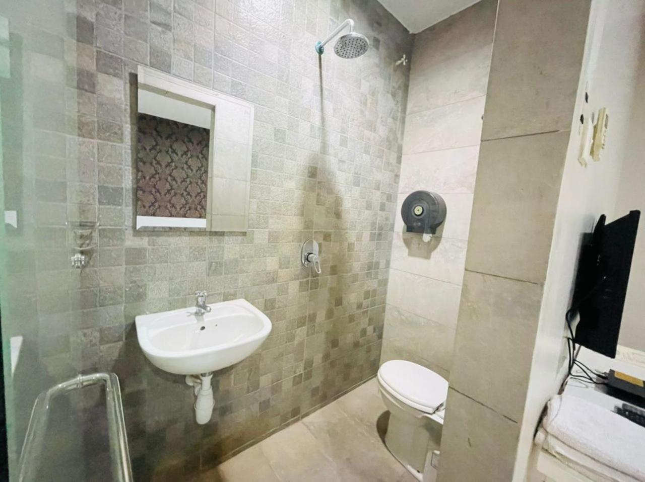 M Hotel جوهر بهرو المظهر الخارجي الصورة